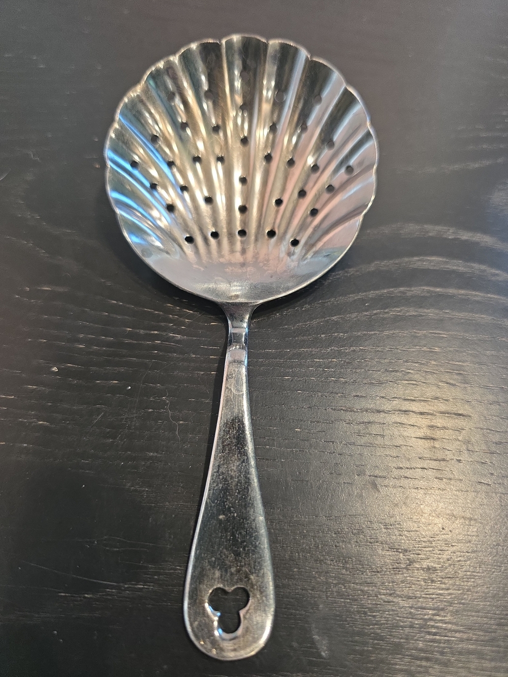 Shell-Shaped Tea Strainer Spoon - Silver - Picture 2 of 9
